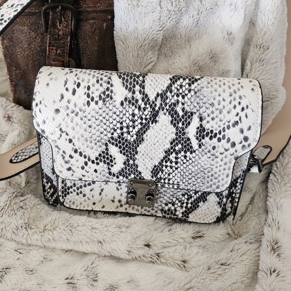 KC Zagger, Snakeprint Crossbody - Picture 2 of 8